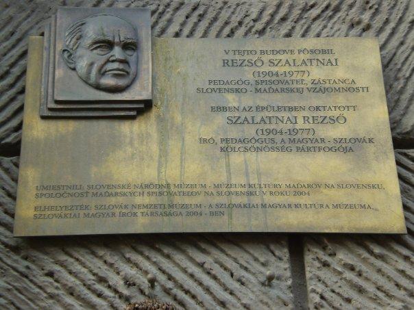 27_szalatnai_rezso.jpg - A plaque commemorates a Hungarian author who strongly promoted peaceful co-existence and understanding betweek Slovaks and Hungarians.