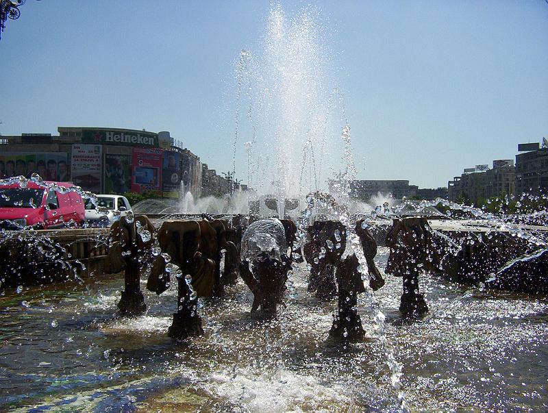 100_1763.jpg - Piata Unirii -- Bucharest is very much a city of fountains