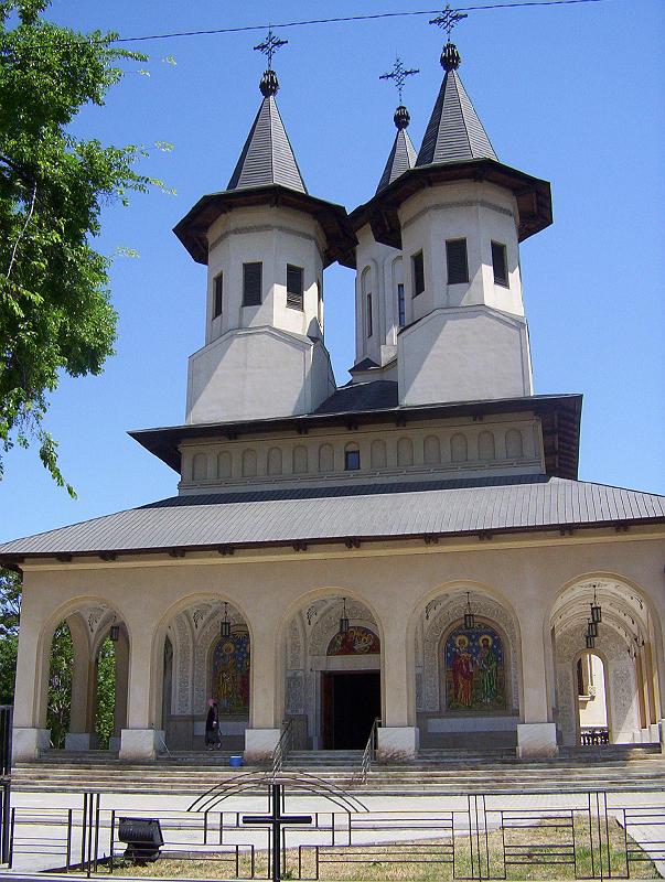 100_1813.jpg - Biserica Eroilor Martiri -- Church of the Martyr Heroes