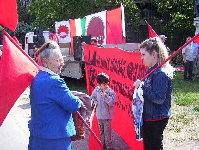 100_1683.jpg - A meeting of generations at May Day parades in Budapest, organized by the Hungarian Communist Workers' Party (Munkáspárt)