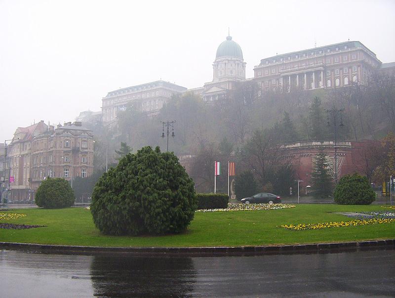 100_2871.jpg - The Royal Palace, as seen from Clark Ádám Square