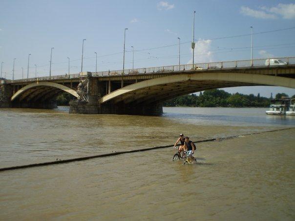 49_arviz.jpg - Transport in Budapest--Cyclists brave the flood waters