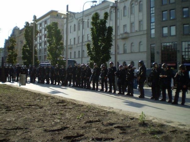 60_magyar_garda.jpg - The Hungarian Guard holds a sit-in, as riot police encircle the square.