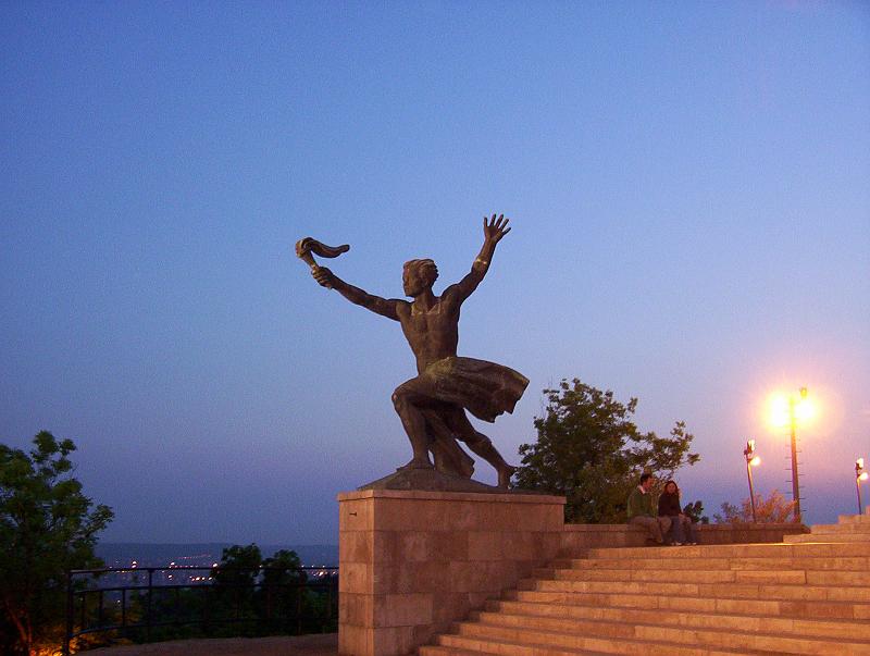 100_0954.jpg - A Soviet statue on the Citadella, overlooking Budapest (Gellért Mountain)
