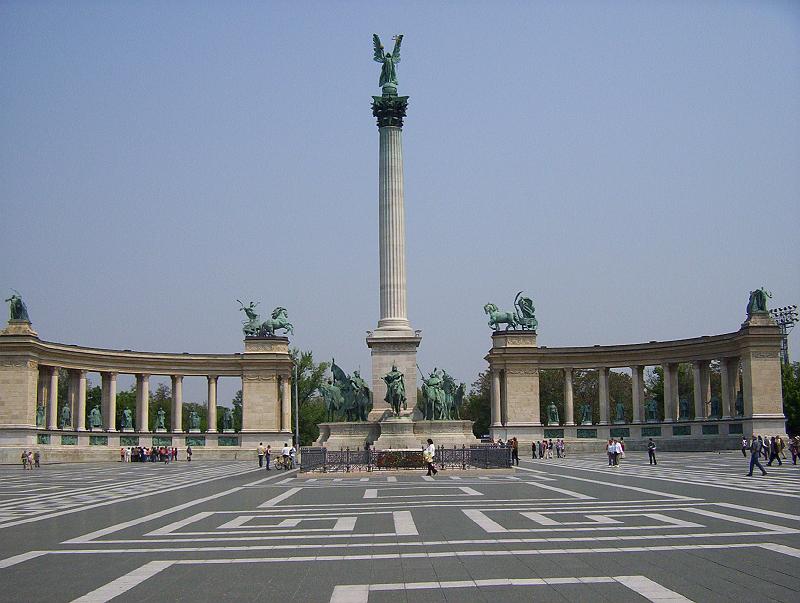 100_0963.jpg - The vast Heroes' Square, located at the entrance of the City Park.