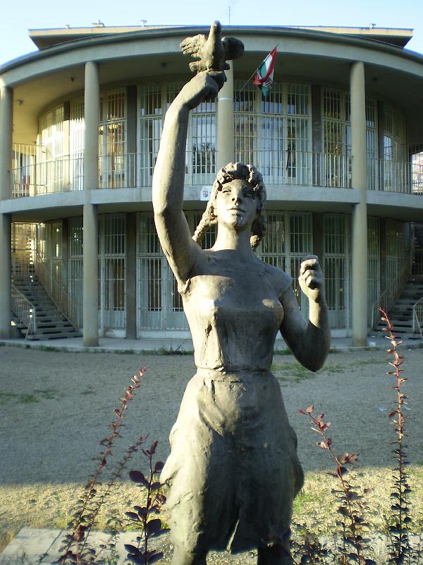 027.JPG - A communist era statue along Ullői út (close to the Pöttyös utca metro station)