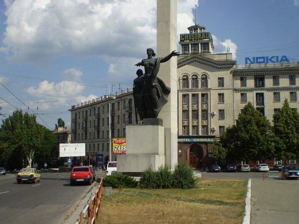 chisinau_hotel_chisinau.jpg - The Soviet war monument and the Hotel Chişinău