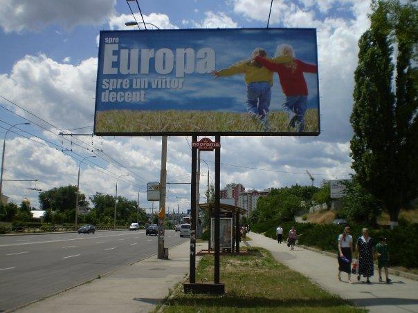 chisinau_spre_europa_spre_un_vitor_decent.jpg - Moldova's Communist Party government tries to chart an independent and pro-European course. / Spre Europa, spre un viitor decent.