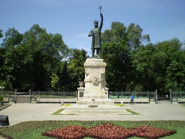 chisinau_stefan_cel_mare.jpg - The Stefan Cel Mare monument
