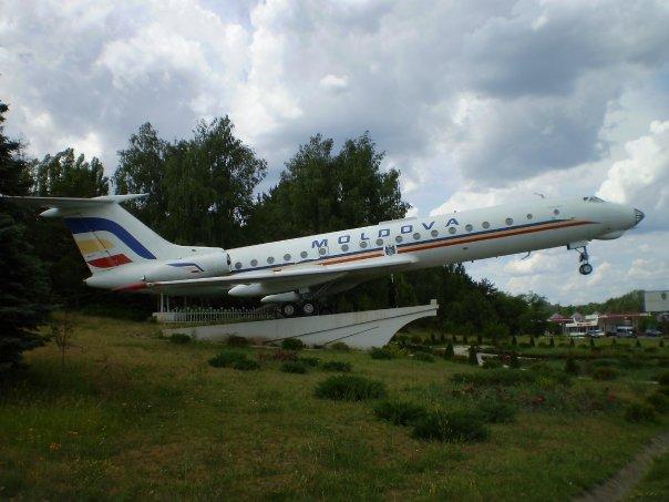 chisinau_tu134.jpg - TU-134 outside the airport