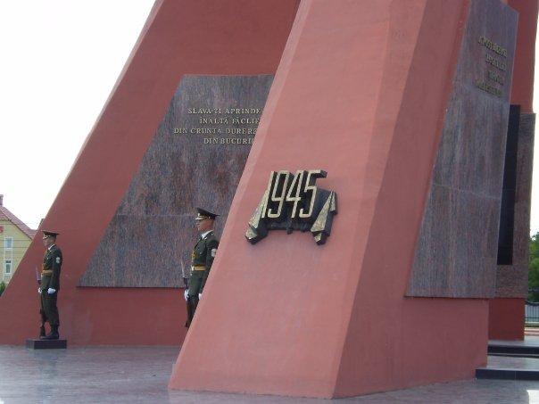 chisinau_ww2.jpg - Soldiers stand guard outside the World War II Memorial