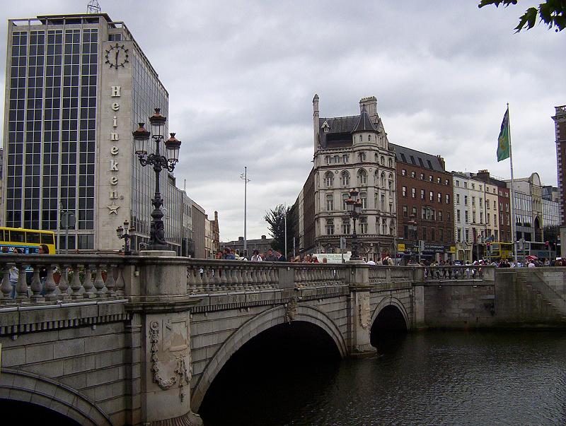 100_2465.jpg - Dublin's city centre--the O'Connell Bridge and the River Liffey
