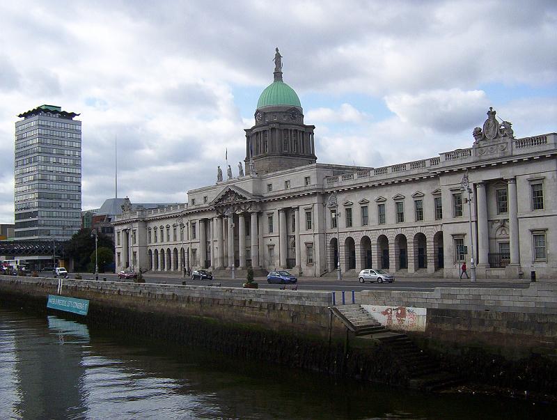 100_2499.jpg - The River Liffey and Customs House