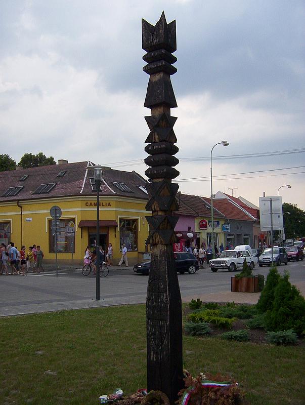 100_1964.jpg - A traditional totem pole in the centre of Štúrovo.