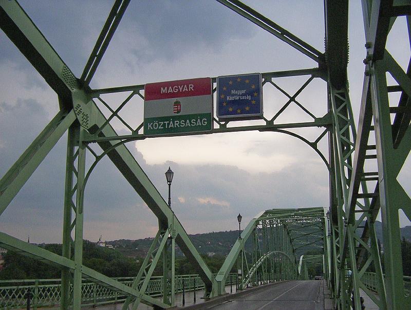 100_1967.jpg - Returning to Hungary--the border crossing along the Maria Valeria bridge.