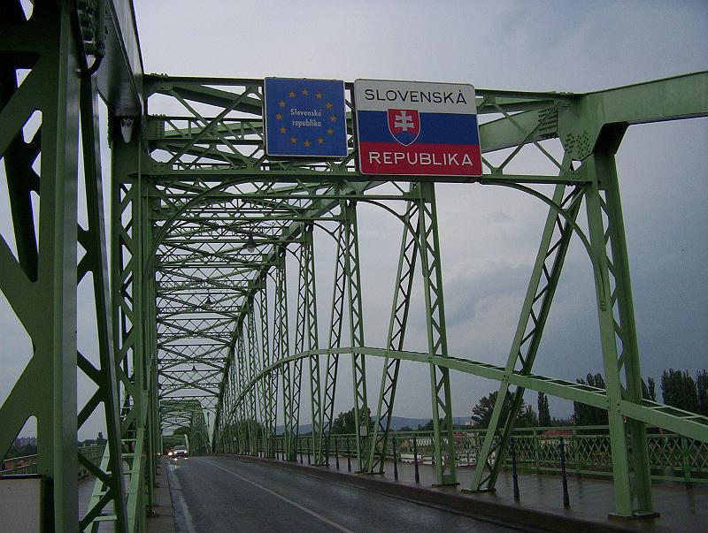 100_1968.jpg - The Slovak border crossing along the Maria Valeria bridge