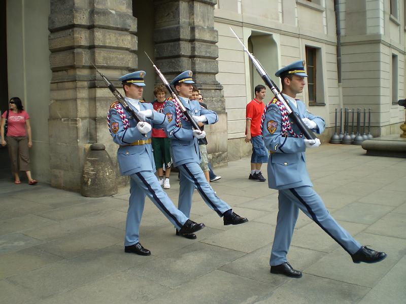 137.JPG - Changing of the guard, Czech style