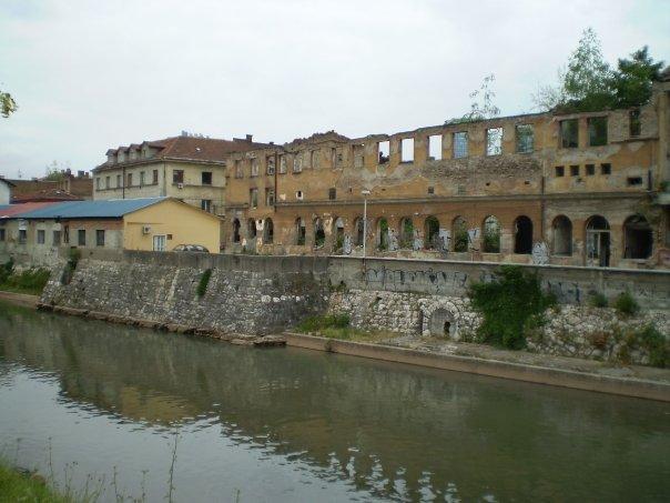miljacka_river.jpg - The Miljacka river and ruins in the city centre