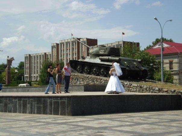 tiraspol_003.jpg - Make love, not war--Transnistrian newly-weds take their photo in front of a tank used during the 1992 Civil War.