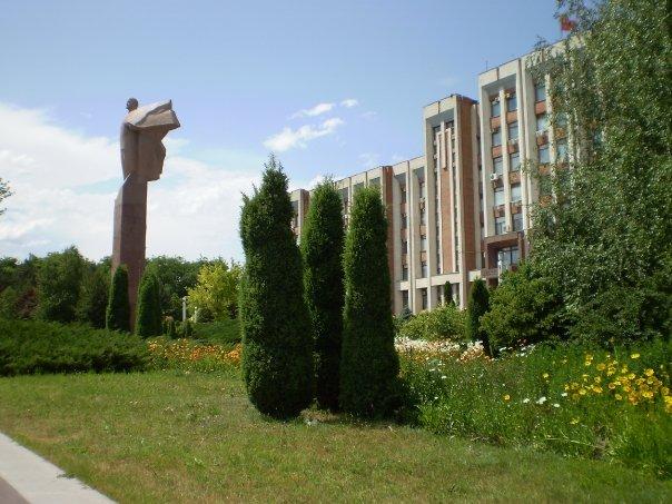 tiraspol_009.jpg - Lenin stands guard outside Transnistria's legislature