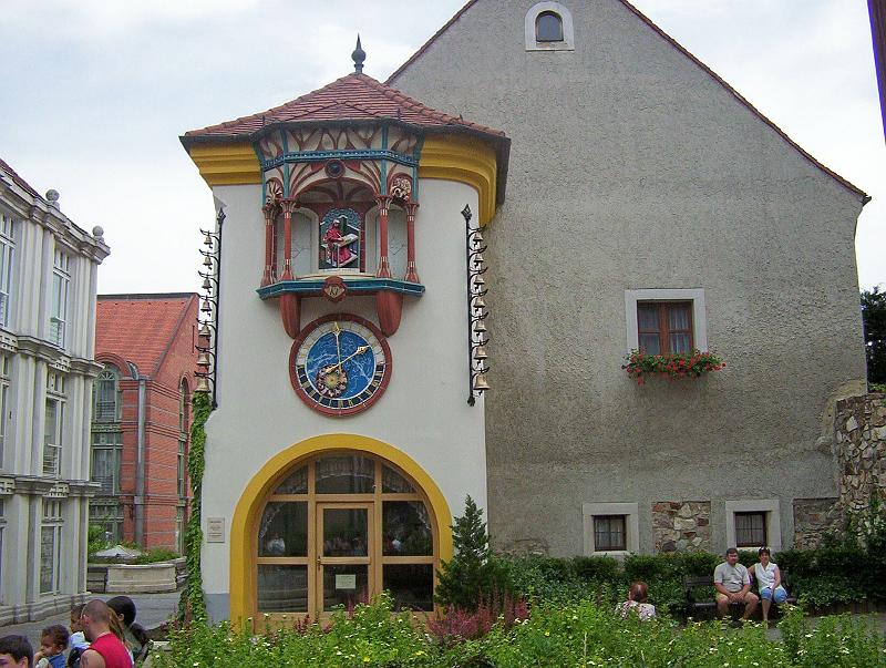 100_2008.jpg - A musical clock in Székesfehérvár