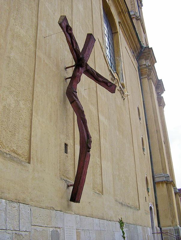 100_2011.jpg - A cross on Székesfehérvár's basilica.