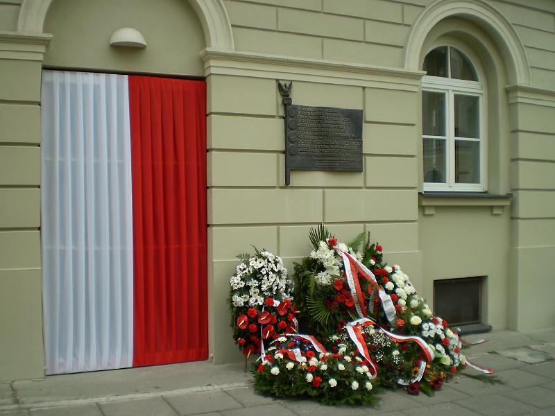 174.JPG - Remembrance Day wreaths at the University of Warsaw