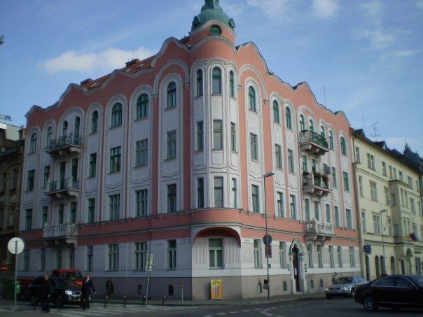 09_art_deco.jpg - A nicely preserved building