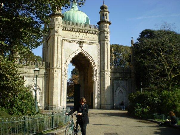 02_royal_pavillion.jpg - The Royal Pavillion's gates