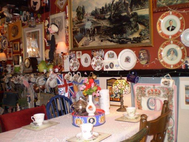 12_north_laine.jpg - A small place for afternoon tea, located in the North Laine area. It's all thoroughly entertaining, as you will find just about all the kitsch relating to the monarchy that you could possibly imagine. Once you look a little closer, you realize that it's really all tongue-in-cheek.