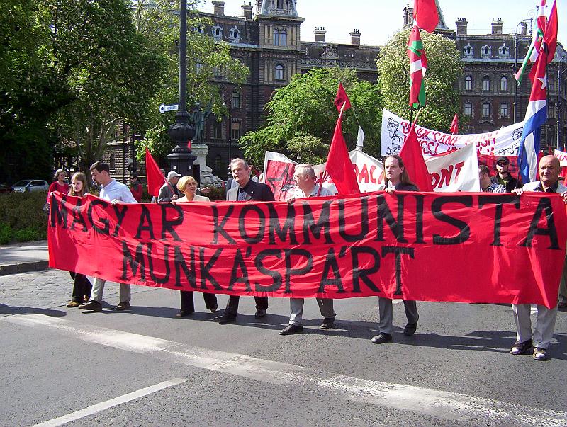 100_1691.jpg - Munkáspárt--Gyula Thürmer, the party's leader, is pictured in the middle