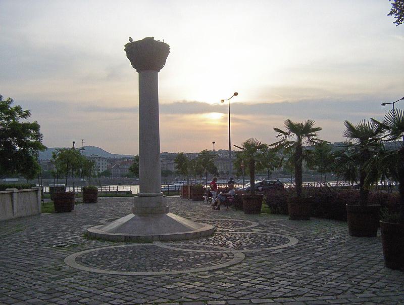 100_1911.jpg - The Olympic Park, along the Danube (5th District)