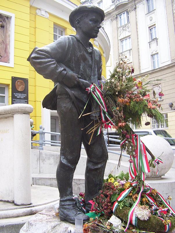 100_2817.jpg - Corvin-köz: A statue commemorates 1956 revolutionaries