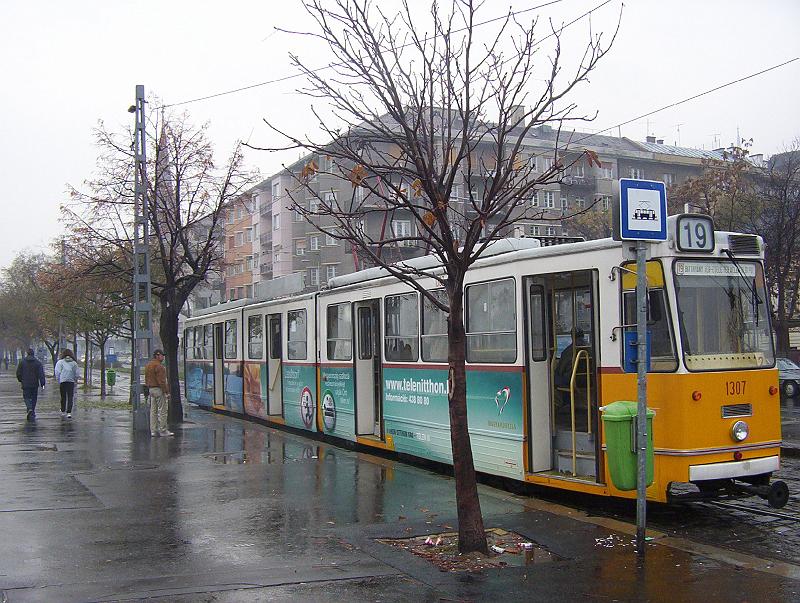 100_2875.jpg - A tram at the Batthányi Square terminal