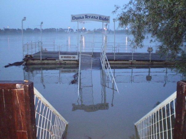 34_romai_part.jpg - Flooding in Budapest -- the waters rise in Óbuda
