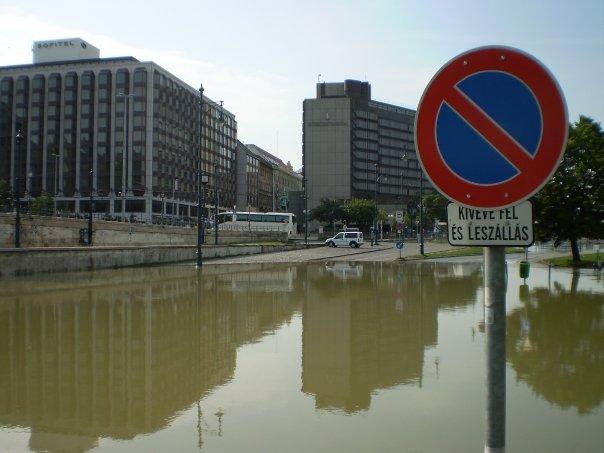 47_arviz.jpg - Budapest's 5th District--the waters rise around the city centre's luxury hotels