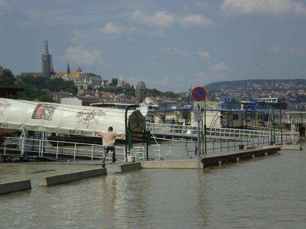 48_arviz.jpg - Balancing act--a man makes his way towards the Blue River Pub, as flood waters rise