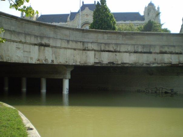 50_arviz.jpg - Submerged underpass in Budapest's 5th district