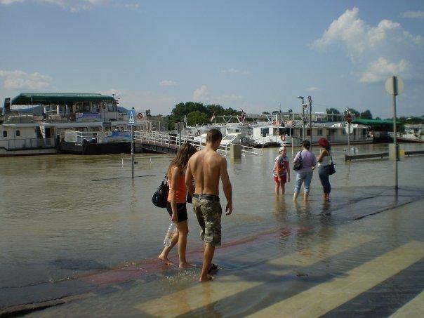 53_arviz.jpg - Summer heat--residents of Budapest's 13th district go for a dip in the Danube. I wouldn't stand in that water with my bare feet, but perhaps I'm a bit of a prude sometimes. :-)