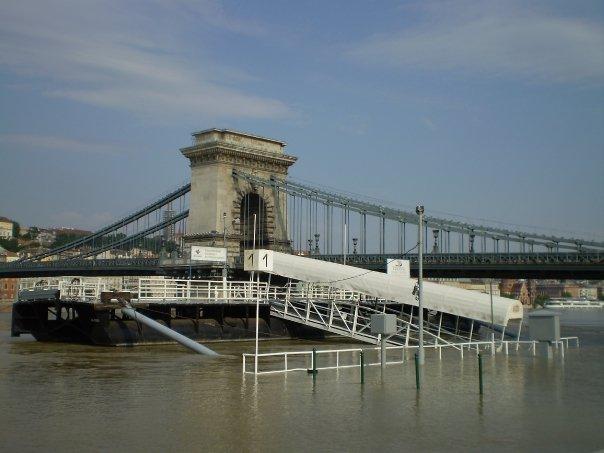54_arviz.jpg - The Chain Bridge and the flooded banks of Pest