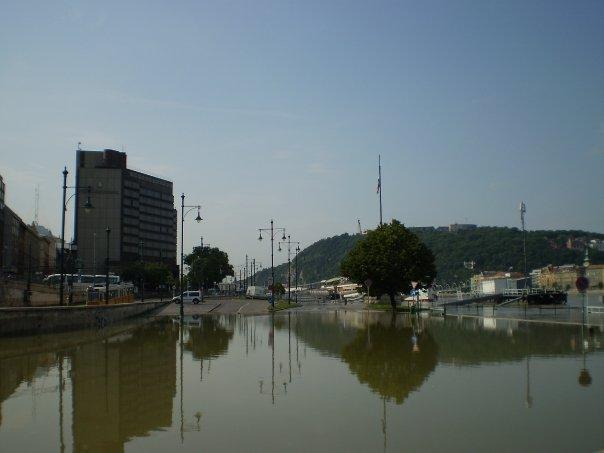56_arviz.jpg - Pest submerged--at least there weren't any cars.
