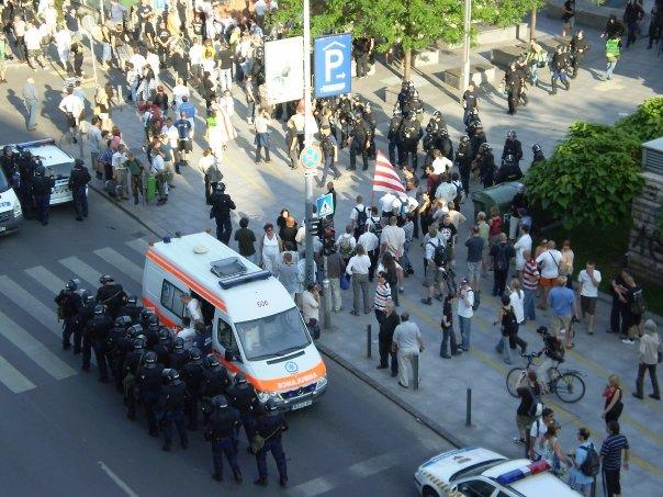 62_magyar_garda.jpg - The scene outside my apartment, in Budapest's city centre