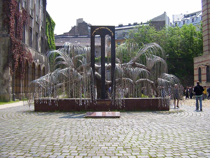 100_0962.jpg - The Holocaust Memorial, right behind the Dohány Street Synagogue.