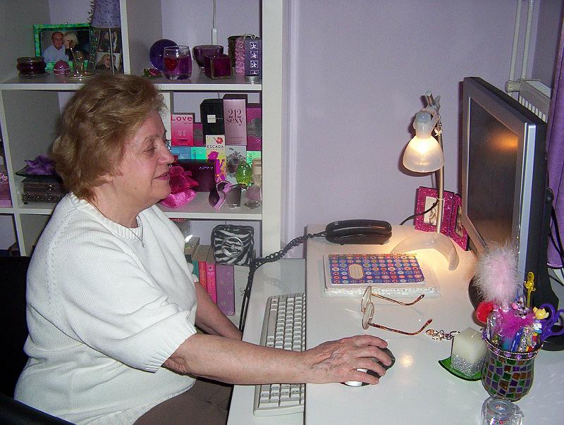 100_0991.jpg - Irmus néni, my great aunt, tries out the internet