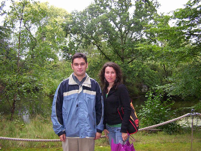 100_2237.jpg - The grounds of Buckingham Palace.