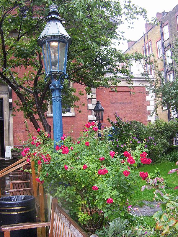 100_2285.jpg - The garden of the Actors' Church (Covent Gardens)
