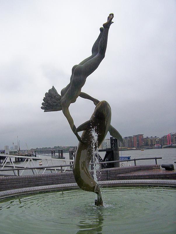 100_2340.jpg - The 'Girl with a Dolphin' statue. This is possibly my favourite statue in London.