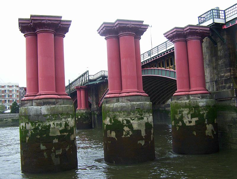 100_2357.jpg - Seen from a boat cruise, along the Thames