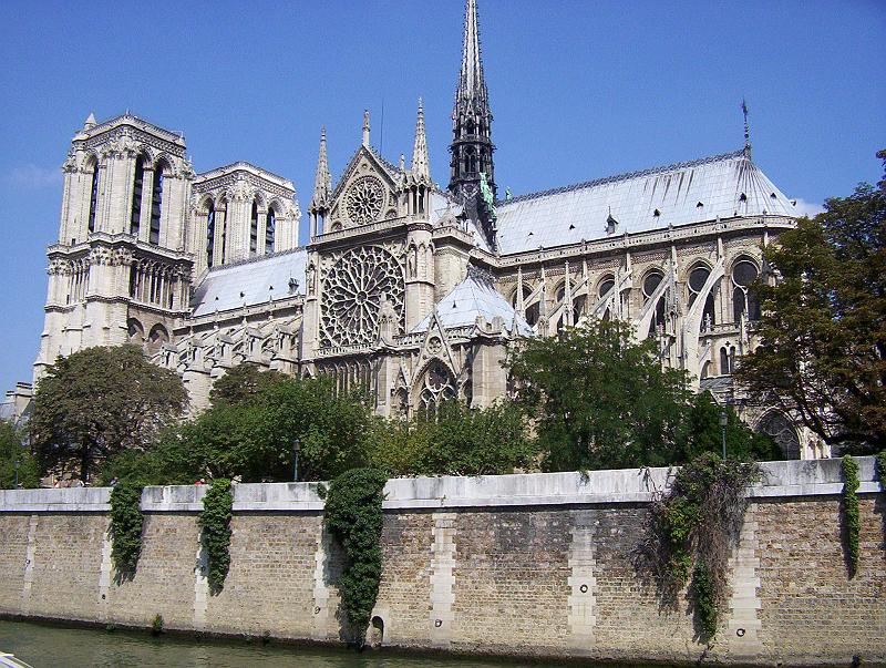 100_0384.jpg - The Notre-Dame, as seen from a boat