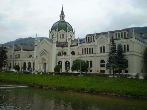 miljacka_river_002.jpg - The Miljacka river and an example of architecture from the Austro-Hungarian era